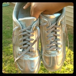 Size 6 girl silver metallic Puma Roma's
